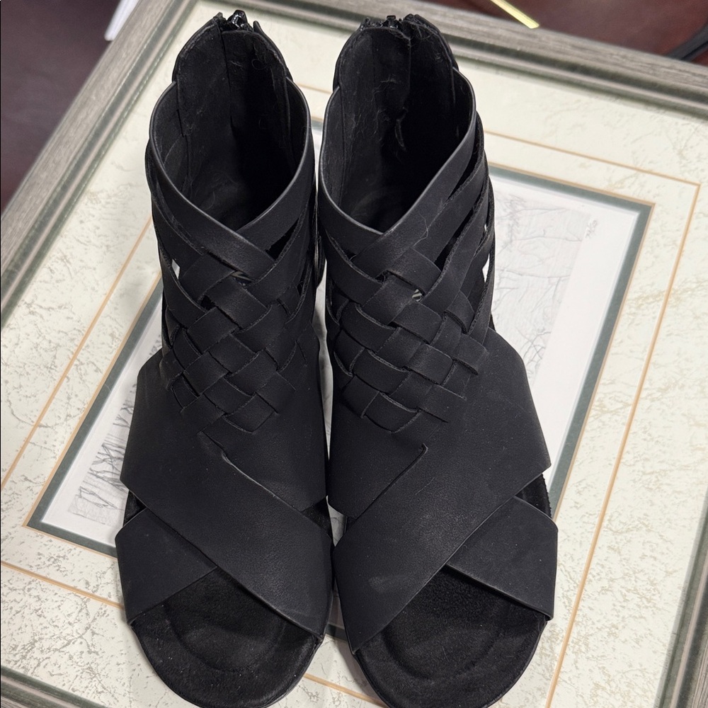 Natural Reflections Black Woven Sandals